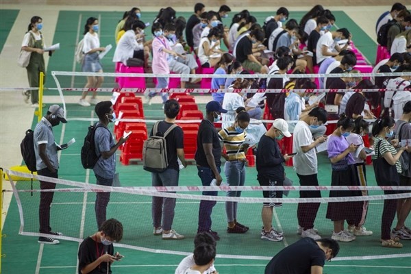 Sinh viên Trường ĐH Y Hải Nam, Trung Quốc xếp hàng chờ tiêm vắc-xin.