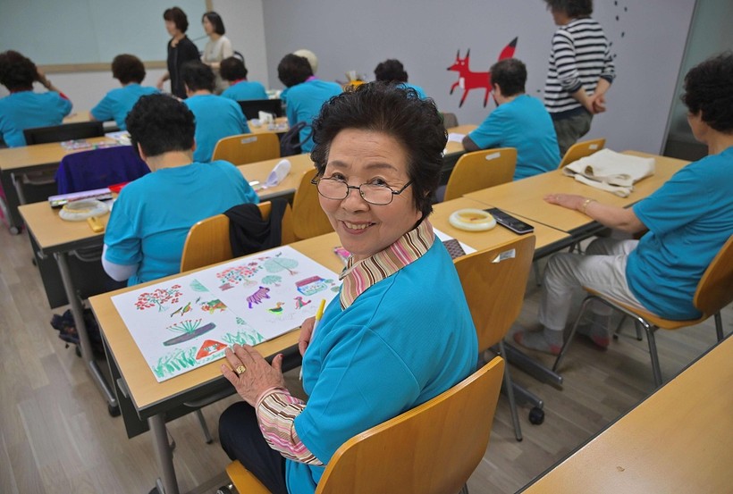 Người cao tuổi Hàn Quốc theo học lớp xoá mù chữ.