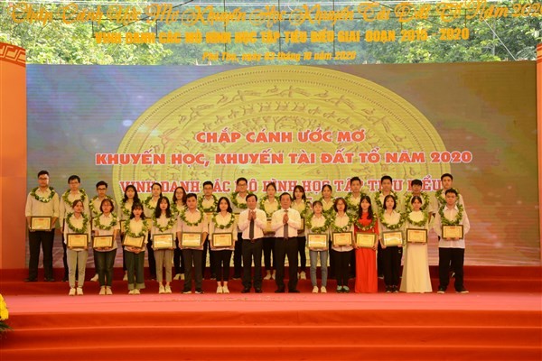 Ông Bùi Văn Quang - Phó Bí thư Tỉnh ủy, Chủ tịch UBND tỉnh và ông Nguyễn Kim Anh - Phó Thống đốc Ngân hàng Nhà nước Việt Nam tặng thưởng cho các em học sinh đạt giải HSG quốc gia, quốc tế trong chương trình Chắp cánh ước mơ năm 2020.
