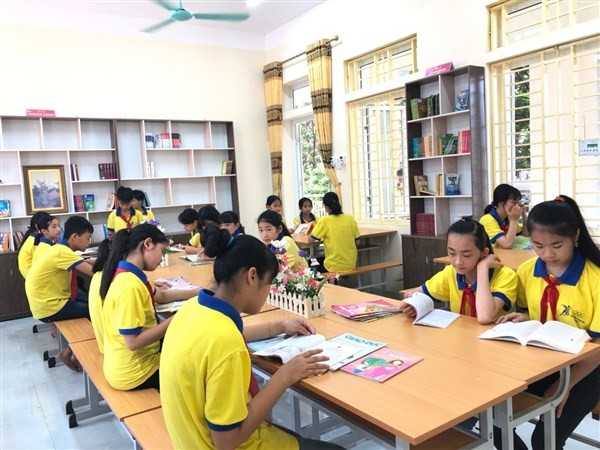 Học sinh Trường THCS Xuân Hòa trong giờ đọc sách tại thư viện của trường. 