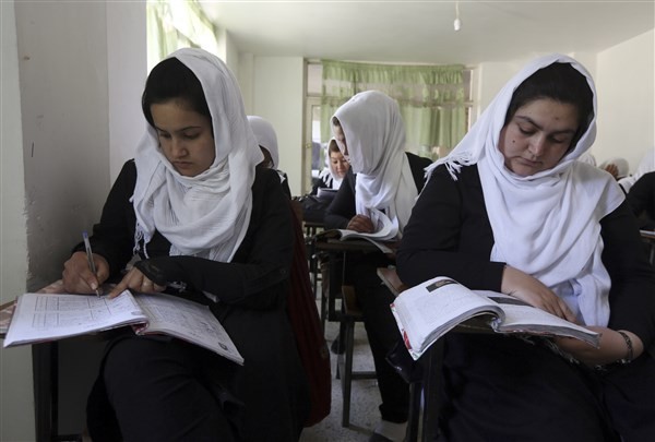 Nữ sinh Afghanistan đeo hijab khi đến trường.