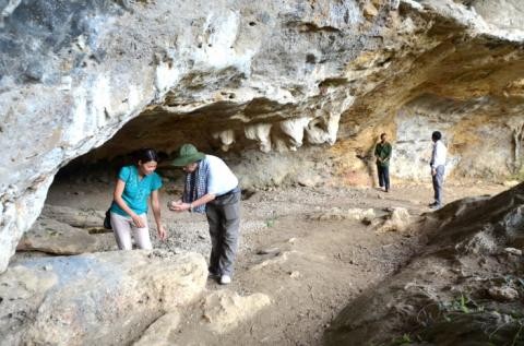 Đoàn khảo cổ thực hiện khảo sát hang động tại Quỳ Châu (Nghệ An).