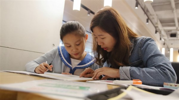 Nhiều sinh viên Trung Quốc làm gia sư dạy thêm.