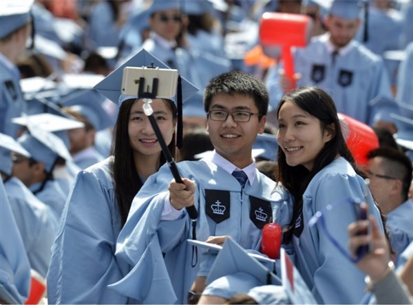 Sinh viên Trung Quốc làm lễ tốt nghiệp tại Mỹ.