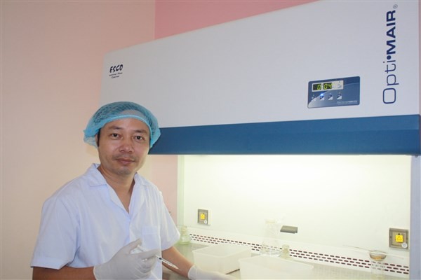 TS Phạm Văn Nhạ trong phòng thí nghiệm về nấm đông trùng hạ thảo.