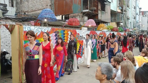 Biểu diễn thời trang Chula tại sắp đặt “Rồng của dòng sông” của nhà thiết kế Diego Cortizas tại dự án nghệ thuật công cộng Phúc Tân – sông Hồng. 