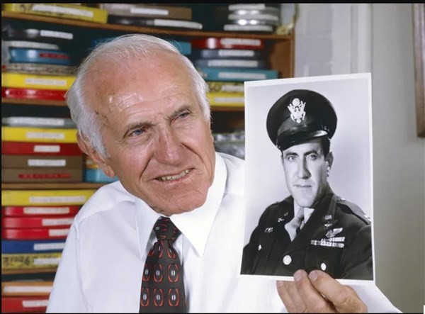 Cựu binh Louis Zamperini (ảnh chụp năm 1985) và bức ảnh thời còn trong quân ngũ.