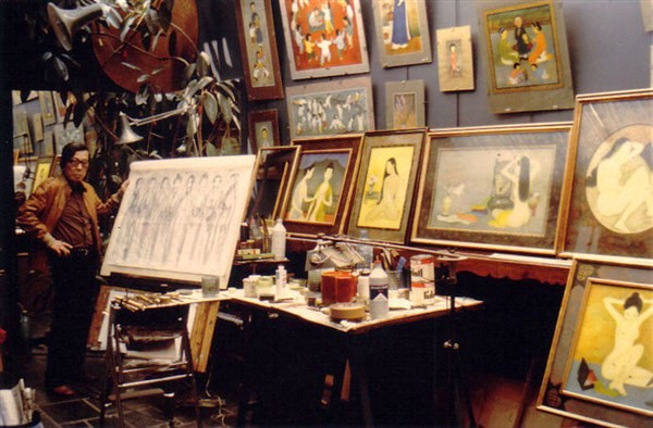 Một bức ảnh chụp bản in Millon trong studio họa sĩ Mai Trung Thứ, treo trên tường.