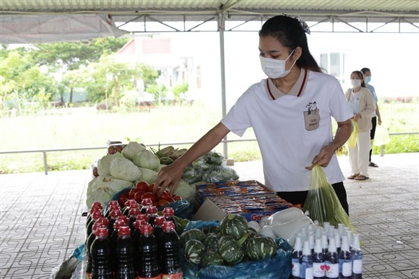SV Trường ĐH Kiên Giang bị kẹt lại ký túc xá được hỗ trợ thực phẩm.