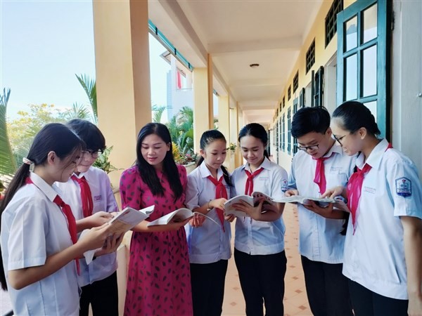 Cô Dương Thị Huyên và các học trò Trường THCS Lê Văn Thiêm (TP Hà Tĩnh). 	Ảnh: NVCC