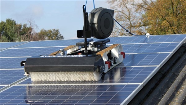 Cỗ máy làm sạch các tấm pin mặt trời được lắp đặt trên mái nhà.
