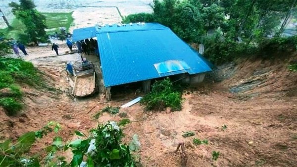 Đất sạt lở, phủ lấp căn nhà chị Nguyễn Thị Loan (thôn Tượng Sơn, xã Sơn Hàm, huyện Hương Sơn).
