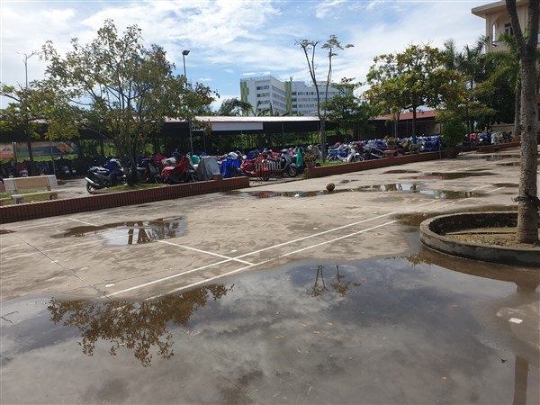 Góc sân Trường THPT Lê Chân dùng để trông xe của học sinh.