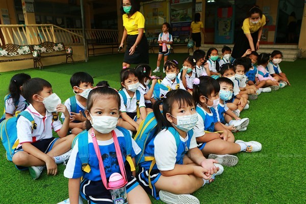 Học sinh Thái Lan trở lại trường học.