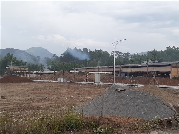 Nhà máy gạch của Công ty Cổ phần Sản xuất Vật liệu và Xây dựng Điện Biên vẫn ngang nhiên hoạt động trong khi 30/8/2021 Sở Xây dựng tỉnh Điện Biên vẫn báo cáo UBND tỉnh rằng công ty này đã “dừng hoạt động”.
