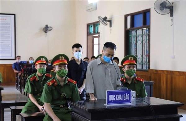 2 bố con Phạm Văn Lập và Phạm Văn Nam lĩnh 23 năm tù với tội danh “Giết người”. 