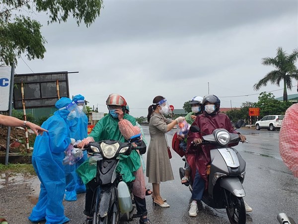Tại chốt kiểm soát dịch bệnh ở xã Sen Thủy (huyện Lệ Thủy, tỉnh Quảng Bình) lực lượng chức năng đã trao các suất quà hỗ trợ người dân trên hành trình trở về quê.