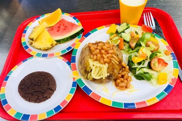 Bữa trưa ít rau xanh tại một trường học ở Anh.