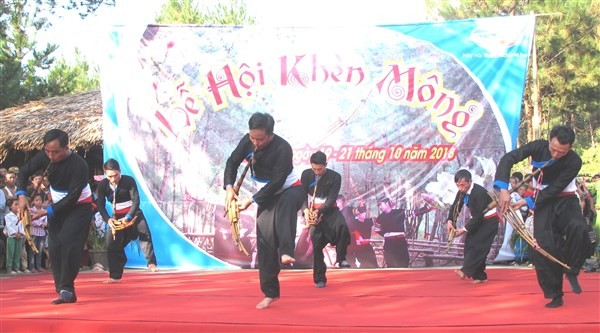 Tiếng khèn, điệu múa là hồn cốt văn hóa dân tộc Mông. Ảnh: Hà Thuận.
