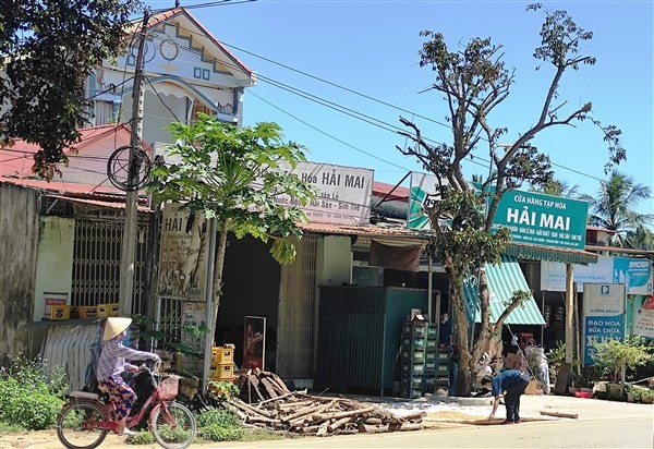 Ngôi nhà 2 tầng của gia đình ông Nguyễn Văn Hà, ở thôn Chiềng Lẫm, xã Điền Lư (Bá Thước,                       Thanh Hóa) bị nứt tường bên trong do máy móc lu rung khi làm đường 217.