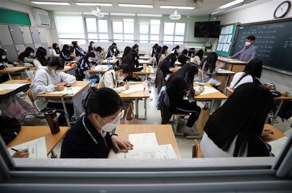 Học sinh Hàn Quốc ôn luyện cho kỳ thi đại học.