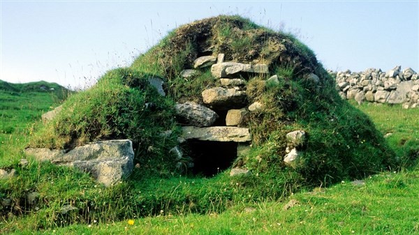 Mộ xông hơi Ireland được đắp bằng đá và bùn.