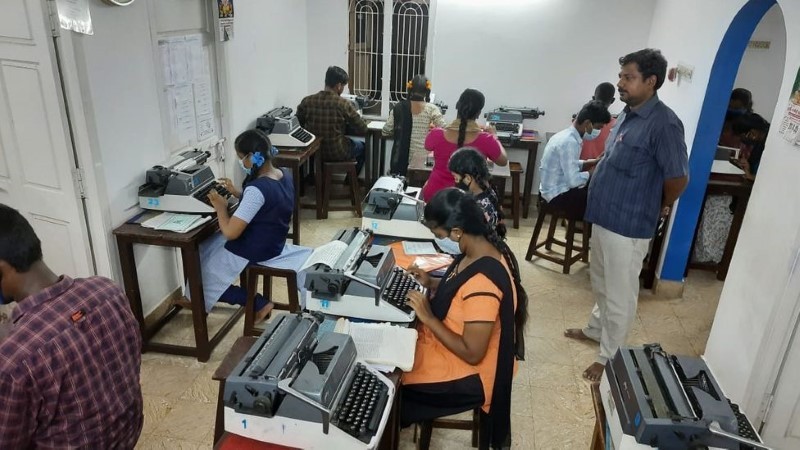 Người nghèo Ấn Độ rèn luyện kỹ năng bàn phím vi tính bằng máy đánh chữ.