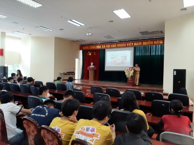 Tuyên truyền tác hại ma túy cho học sinh Bắc Giang.