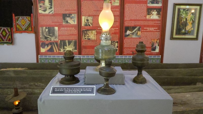 Không gian trưng bày đèn dầu tại Bảo tàng Văn hóa các dân tộc Việt Nam (Thái Nguyên).