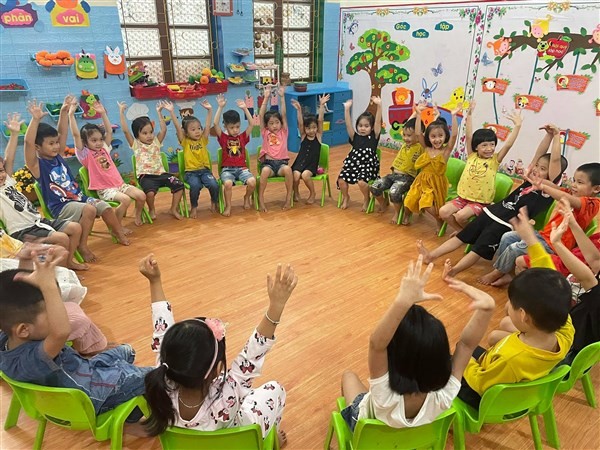 Học sinh lớp mẫu giáo A Trường Mầm non thị trấn Sông Mã tham gia hoạt động ngoài giờ.
