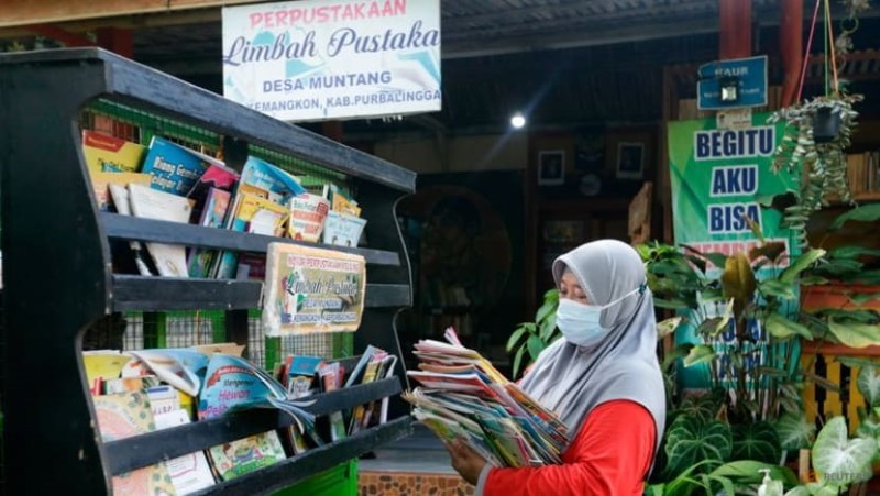 Thư viện của Raden cho phép trẻ em đổi rác để mượn sách.