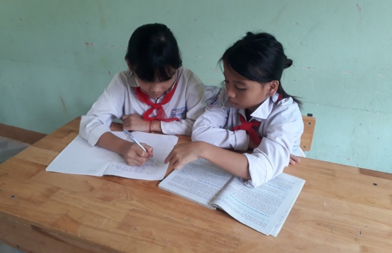 Em Hồ Thị Hai (bên phải) có động lực phấn đấu trong học tập và cuộc sống khi được các bạn trong lớp giúp đỡ. 