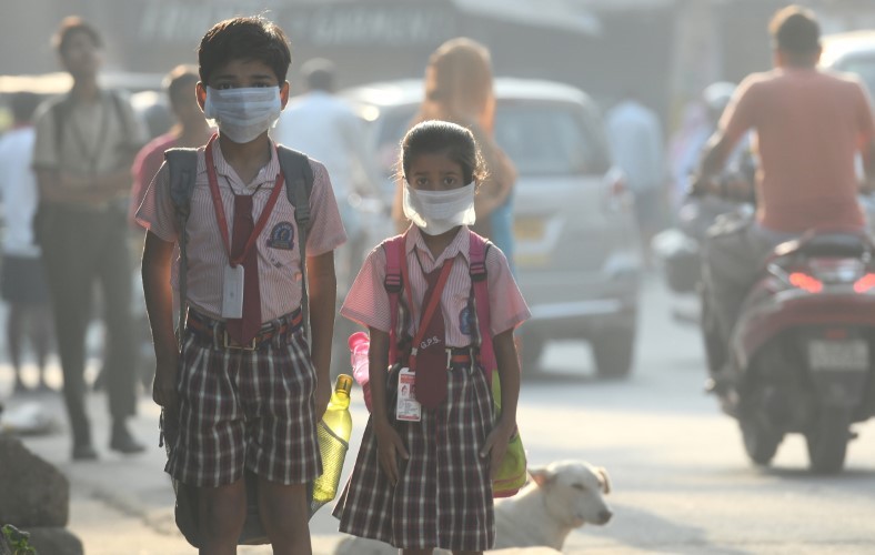 Học sinh New Delhi đeo khẩu trang đến trường.