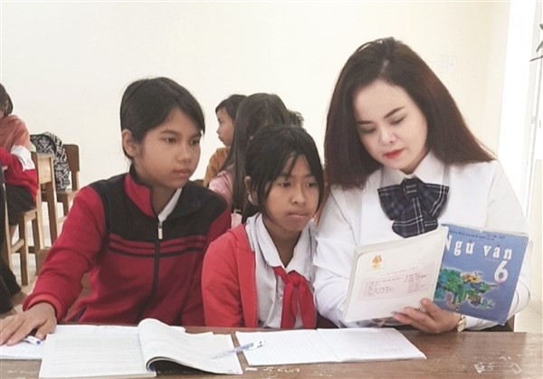 Cô Lê Thị Thu Trang cùng học sinh. 