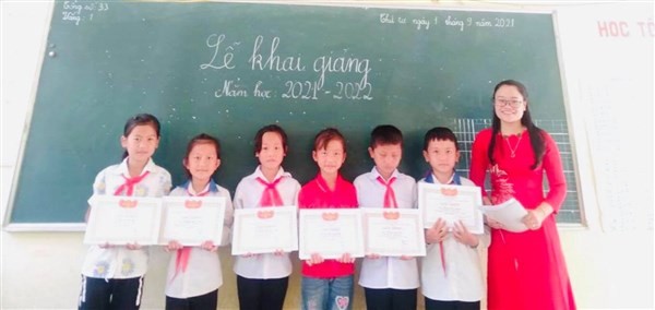 Cô giáo trẻ Nguyễn Thị Thân Thương với học sinh Trường THCS Thạch Lâm, huyện Bảo Lâm, Cao Bằng. 