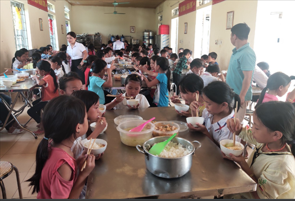 Các trường trên địa bàn huyện Phong Thổ có tổ chức bếp ăn bán trú đều bảo đảm điều kiện ATVSTP theo quy định.