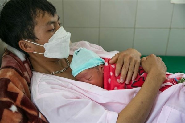 Việt Nam đã có thể cứu sống và nuôi dưỡng ngay cả trẻ sơ sinh rất thiếu tháng có cân nặng chỉ 500g. Ảnh minh họa của UNICEF Việt Nam.