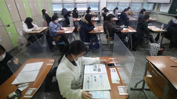 Học sinh Hàn Quốc “nín thở” trước kỳ thi đại học.