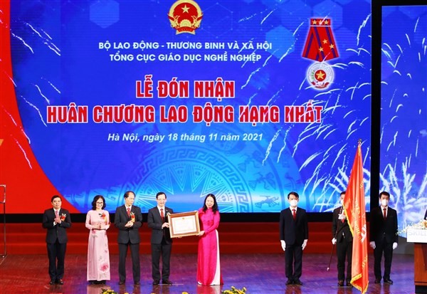 Phó Chủ tịch nước Võ Thị Ánh Xuân trao Huân chương Lao động hạng Nhất cho Tổng cục Giáo dục nghề nghiệp.