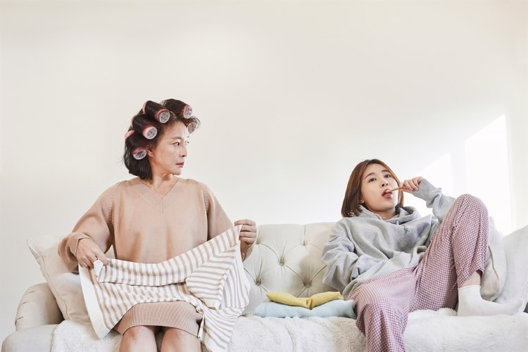 61,6% phụ nữ Hàn Quốc độc thân muốn “ngồi trong túi mẹ” cả đời.