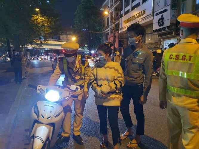 Lực lượng CSGT ra quân xử lý vi phạm giao thông trong đêm tại các tuyến phố Hà Nội.