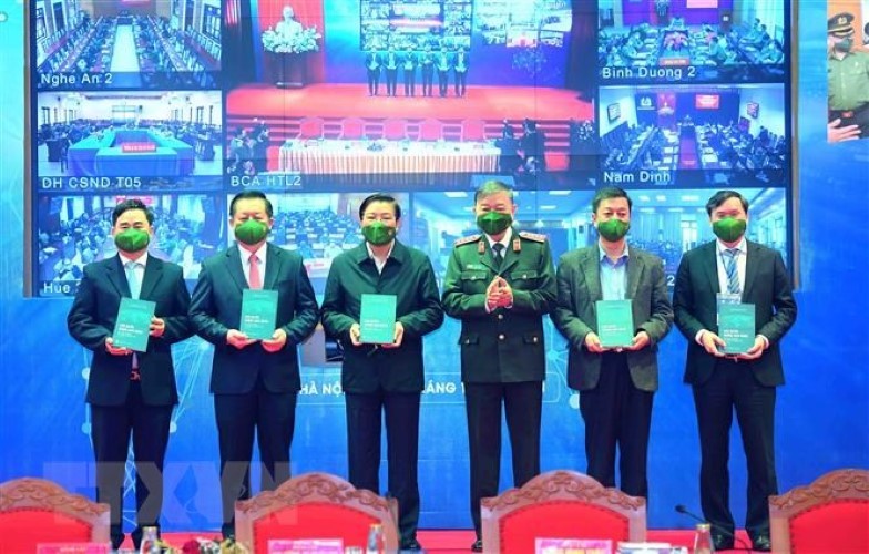Đại tướng Tô Lâm tặng sách “Chủ quyền không gian mạng - Yêu cầu thời đại và nghĩa vụ quốc gia” cho các đại biểu tham dự hội thảo.