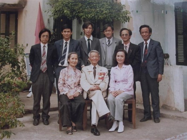Nhà giáo Nguyễn Lân và 7 người con (thiếu con trai Nguyễn Lân Tuất vì lúc ấy đang ở Nga).