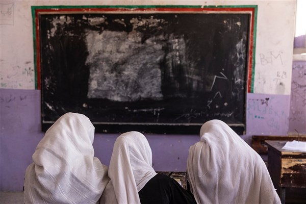 Nữ sinh trung học Afghanistan không được tới trường.