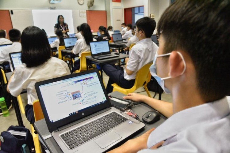Học sinh Singapore làm quen với công nghệ.