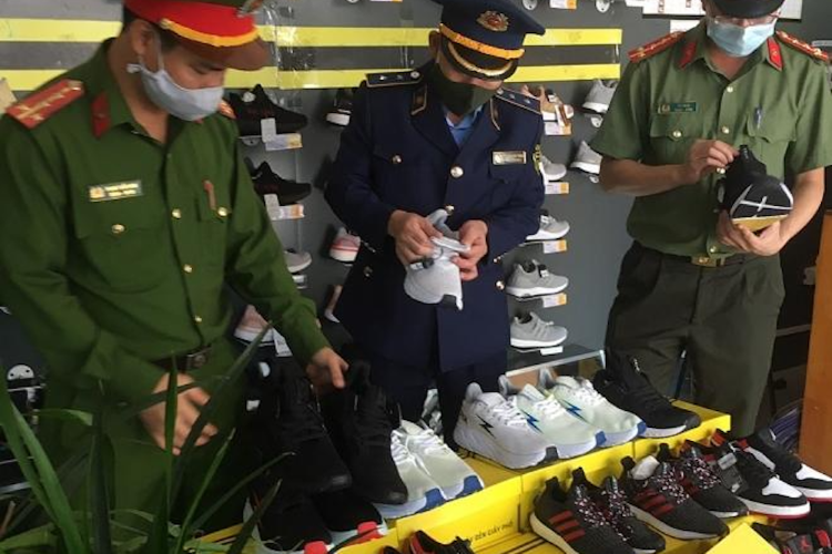 Cơ quan chức năng tỉnh Bắc Ninh phát hiện hàng nghìn đôi giày giả các nhãn hiệu lớn. Ảnh: Internet