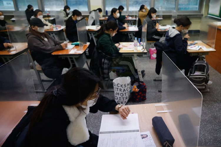 Học sinh Hàn Quốc tham gia kỳ thi CSAT vào tháng 11/2021.