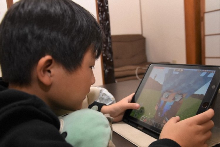 Trẻ em Nhật Bản chơi game để giữ liên lạc với bạn bè khi trường học đóng cửa.