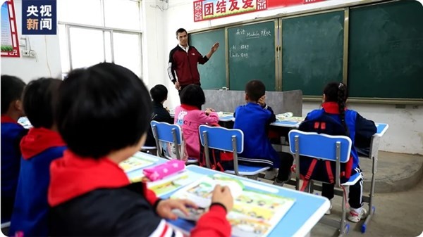 Thầy Zhang dạy học sinh môn Tiếng Anh.