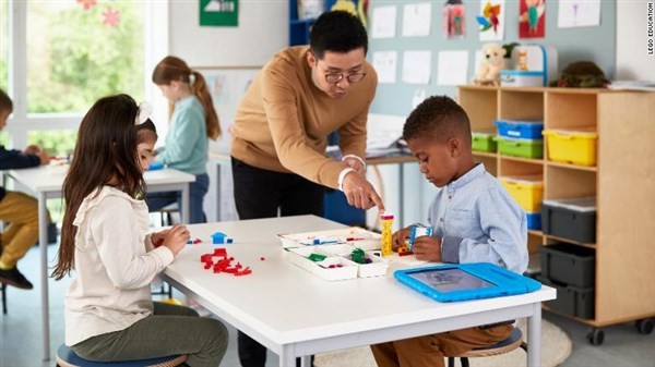 Bộ Lego Education SPIKE Essential khuyến khích trẻ em làm việc cùng nhau để lập trình, giải quyết vấn đề và xây dựng các tác phẩm Lego tương tác.